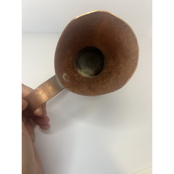 VTG Hand Hammered Copper Pitcher Over 7” Tall scroll handle brutalist style. - Picture 9 of 13